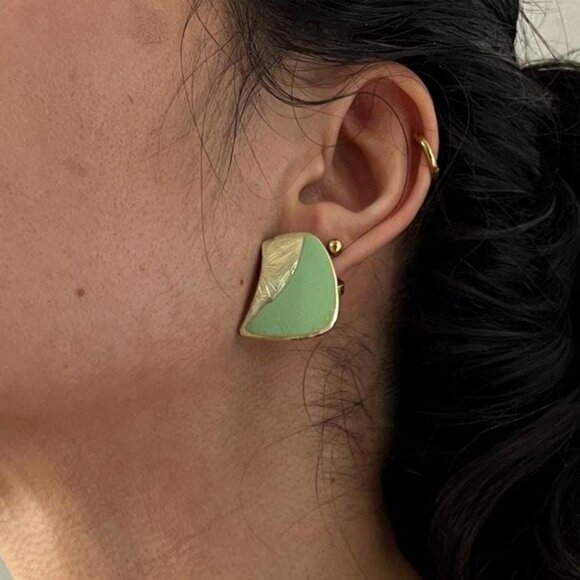 Vintage Green Enameled fan shape Goldtone post earrings - Picture 1 of 3